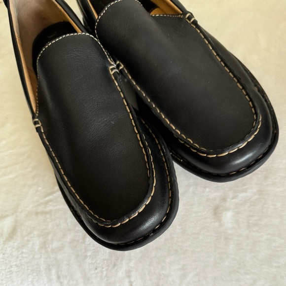 Børn navy leather slip-on mens rubber soled loafers/shoes.  Size 11/45 M/W. - Picture 2 of 8